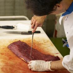 自社管理で肥育から精肉販売まで手がける県内では数少ない馬肉専門店を訪ねて。