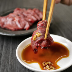 「食べる、貼る」薬として。馬肉が必要とされてきた背景。